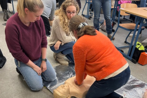 Lehrerinnen beim Erste-Hilfe-Training